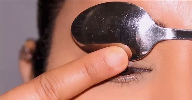 How To Curl Your Eyelashes Without An Eyelash Curler (2023) Using A Spoon